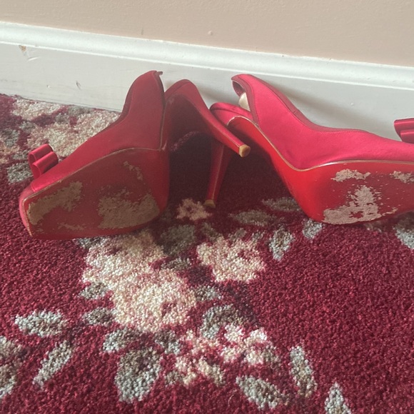 Red satin Louboutin bow-tie stilettos. - Picture 6 of 6